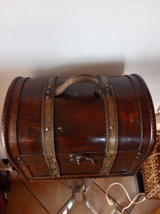 Vecchio bauletto in legno e pelle