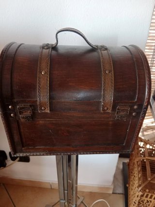 Vecchio bauletto in legno e pelle