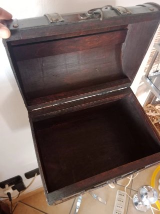 Vecchio bauletto in legno e pelle