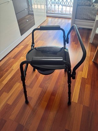 Silla con inodoro para ancianos y movilidad reduci