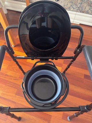 Silla con inodoro para ancianos y movilidad reduci