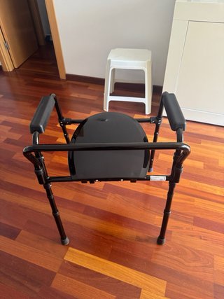 Silla con inodoro para ancianos y movilidad reduci