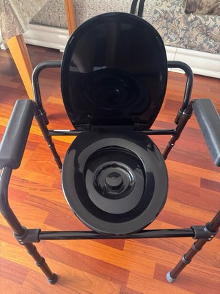 Silla con inodoro para ancianos y movilidad reduci