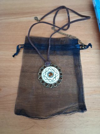 Collar con colgante estilo mandala