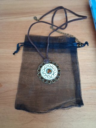 Collar con colgante estilo mandala