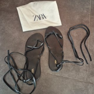 Sandalias Zara Piel Tiras Negras Usadas una vez