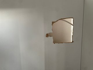 Mueble de salón blanco con puertas