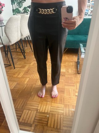 Pantalón efecto piel con cadena dorada