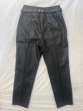Pantalón efecto piel con cadena dorada