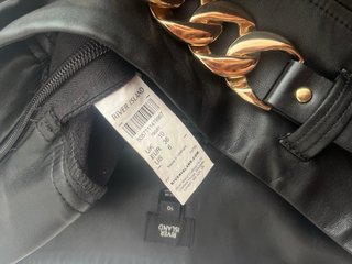 Pantalón efecto piel con cadena dorada