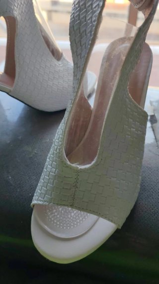 Zapatos blancos de tiras tejidas