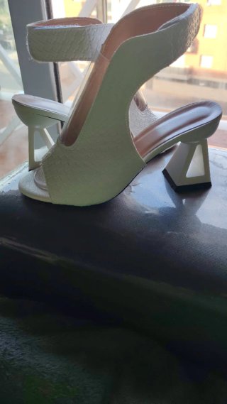 Zapatos blancos de tiras tejidas