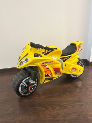 Moto de niño amarilla