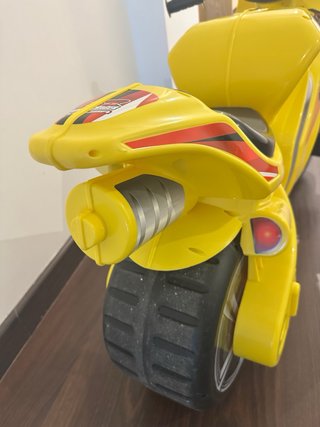 Moto de niño amarilla