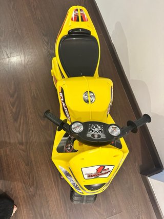 Moto de niño amarilla