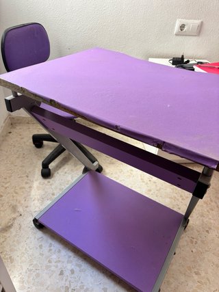 Escritorio y silla morados