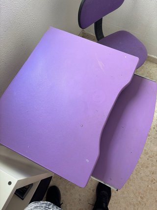 Escritorio y silla morados
