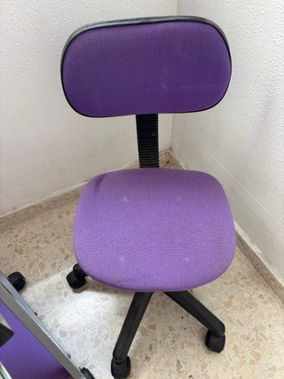Escritorio y silla morados