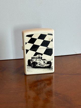 Zippo con diseño de coche de carreras