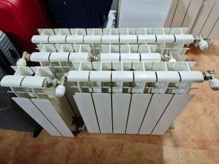 Radiadores blancos de metal y caldera Ferroli