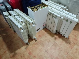 Radiadores blancos de metal y caldera Ferroli