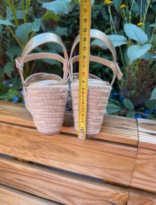 Sandalias cuña doradas