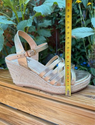 Sandalias cuña doradas
