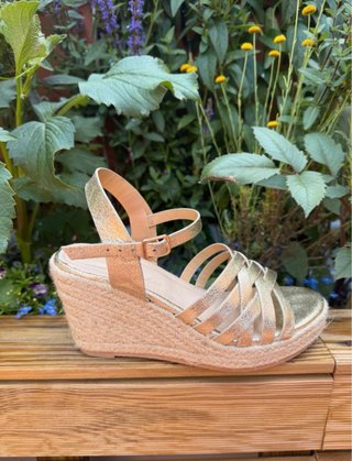 Sandalias cuña doradas