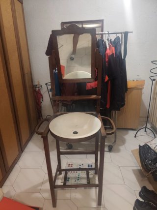 Lavabo antiguo palanganero de madera y cerámica .