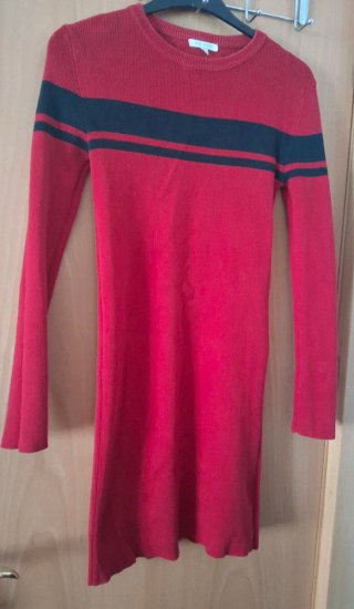Vestido rojo de punto con rayas negra.