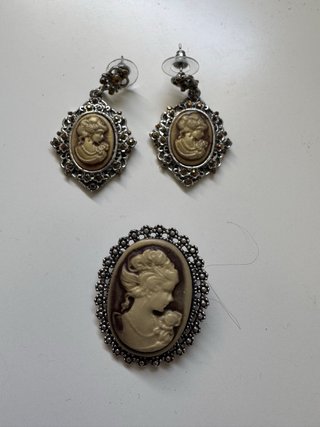 Lote Pendientes y Broche Estilo Cameo