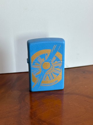 Zippo azul con diseño de brújula