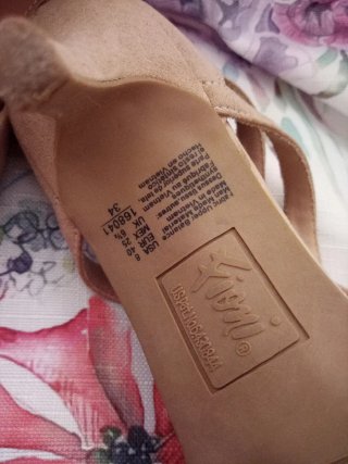Zapatos de tacón beige con tiras