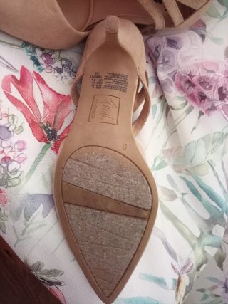 Zapatos de tacón beige con tiras