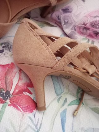Zapatos de tacón beige con tiras