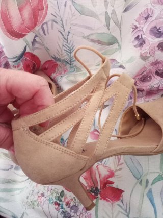 Zapatos de tacón beige con tiras