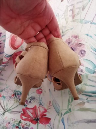 Zapatos de tacón beige con tiras