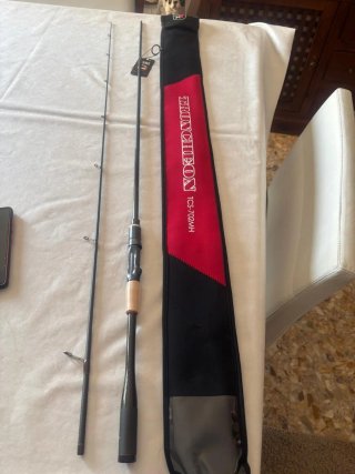 Caña de pescar y carrete baitcasting
