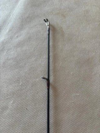 Caña de pescar y carrete baitcasting