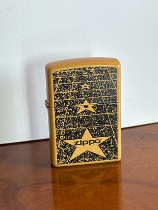 Zippo Dorado con Diseño de Estrellas