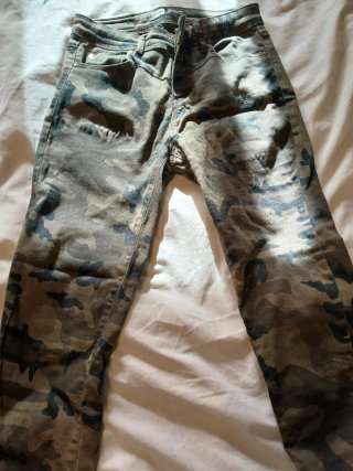 Pantalón pitillo camuflaje