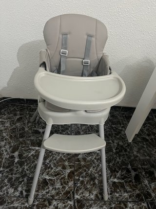 Trona gris para bebé usada un par de veces