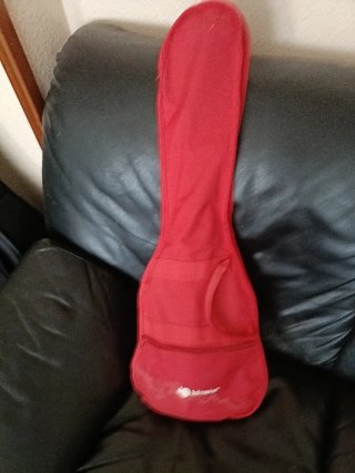 Guitarra de juguete roja con altavoz