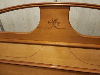 Cabecero de cama grande con lámparas incorporadas