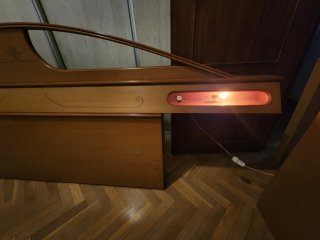 Cabecero de cama grande con lámparas incorporadas