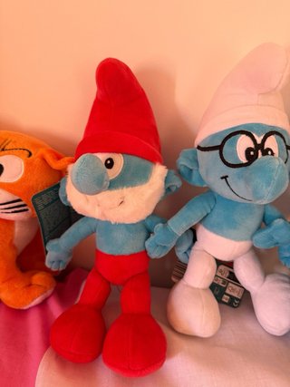 5 Peluches Los Pitufos con etiquetas