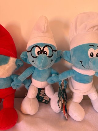 5 Peluches Los Pitufos con etiquetas