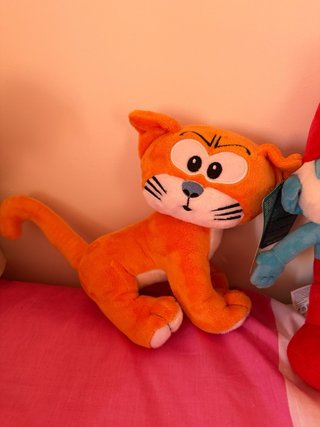 5 Peluches Los Pitufos con etiquetas