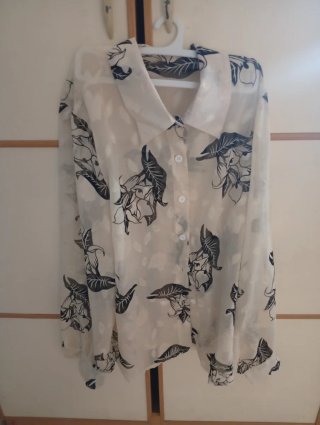 Blusa de mujer con estampado floral