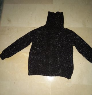 Jersey cuello alto con tiras brillantes